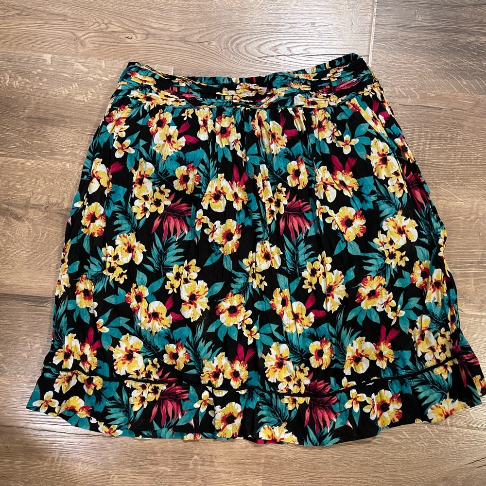 Studio West knee length floral skirt, Xl